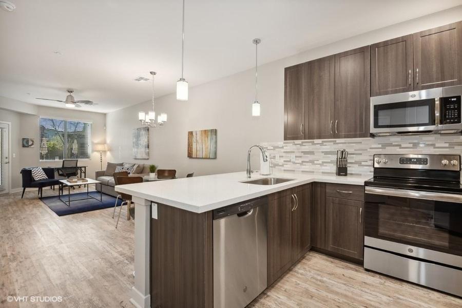 Lux 2 Bed Desert Ridge 2 Heated Pools Gym
